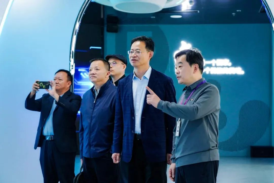 国家广电总局生长研究中心一行赴优发国际励丰文化调研指导